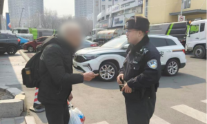 先锋派出所巡逻中暖心相助残疾老人办事